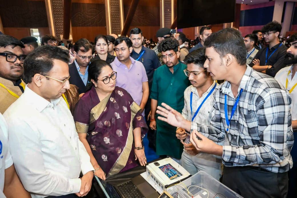 The team explaining its electronics project to Rekha Gupta around a demonstration table